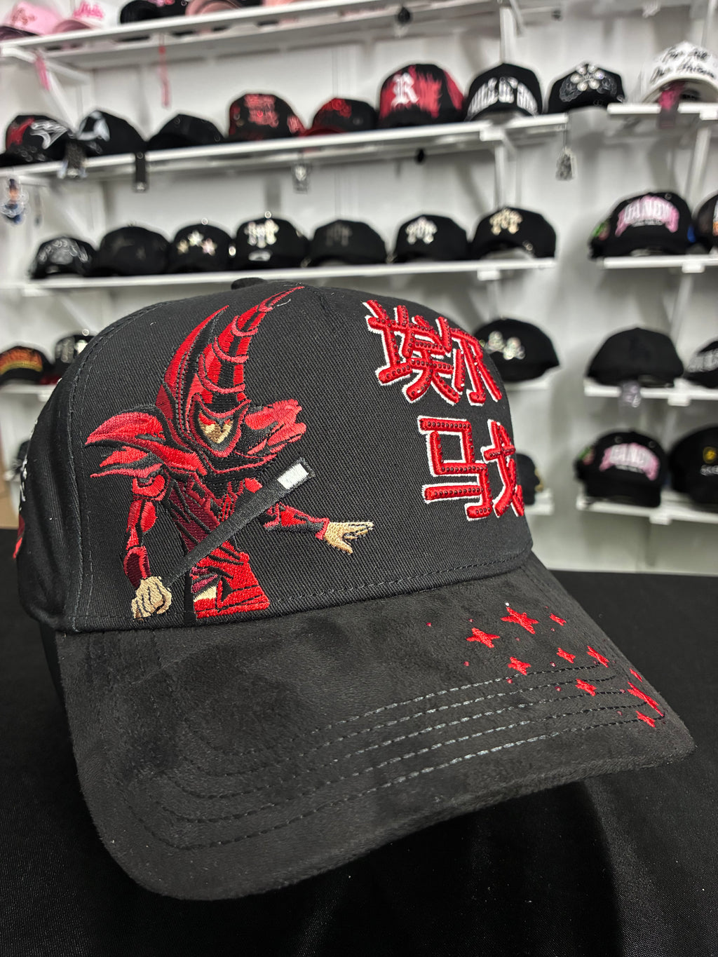 Dandy Hats Mago Oscuro de Yu-Gi-Oh! en color rojo