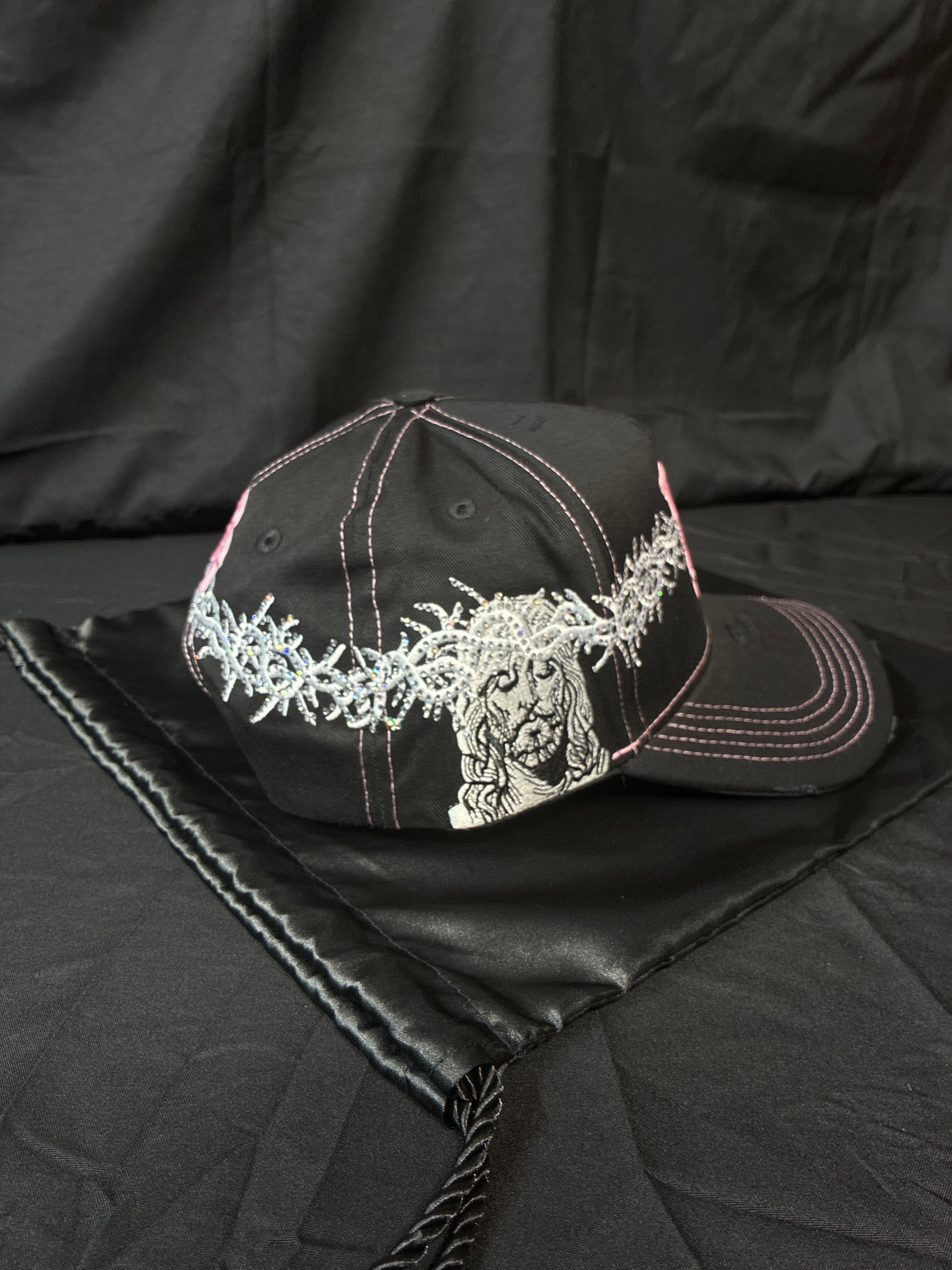 Gorra Rude Awakenings de la colección Revival.🩷✨