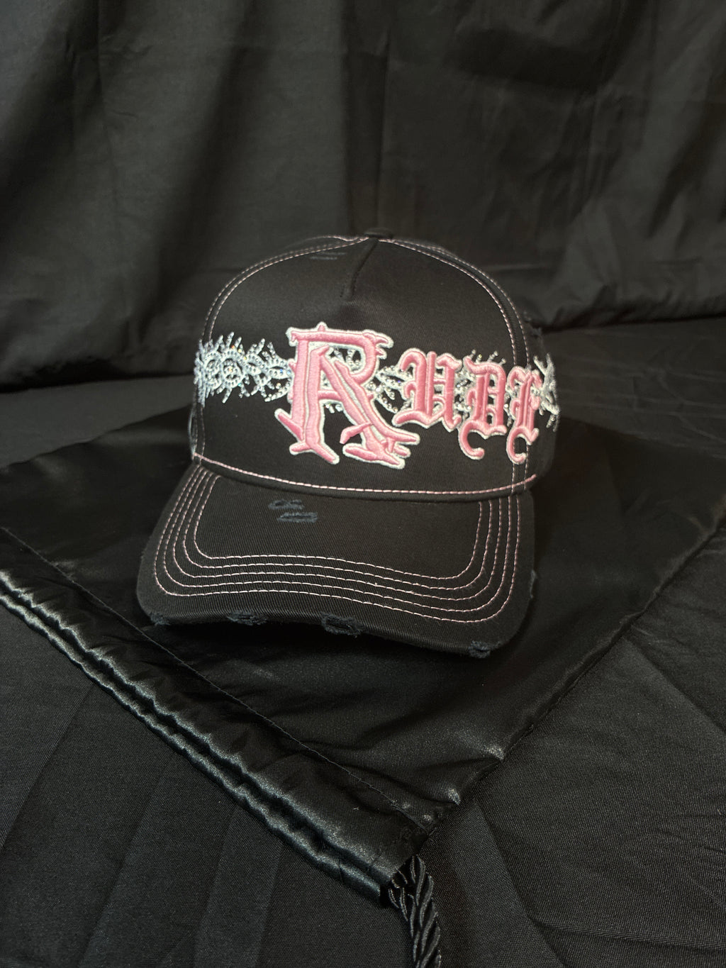 Gorra Rude Awakenings de la colección Revival.🩷✨