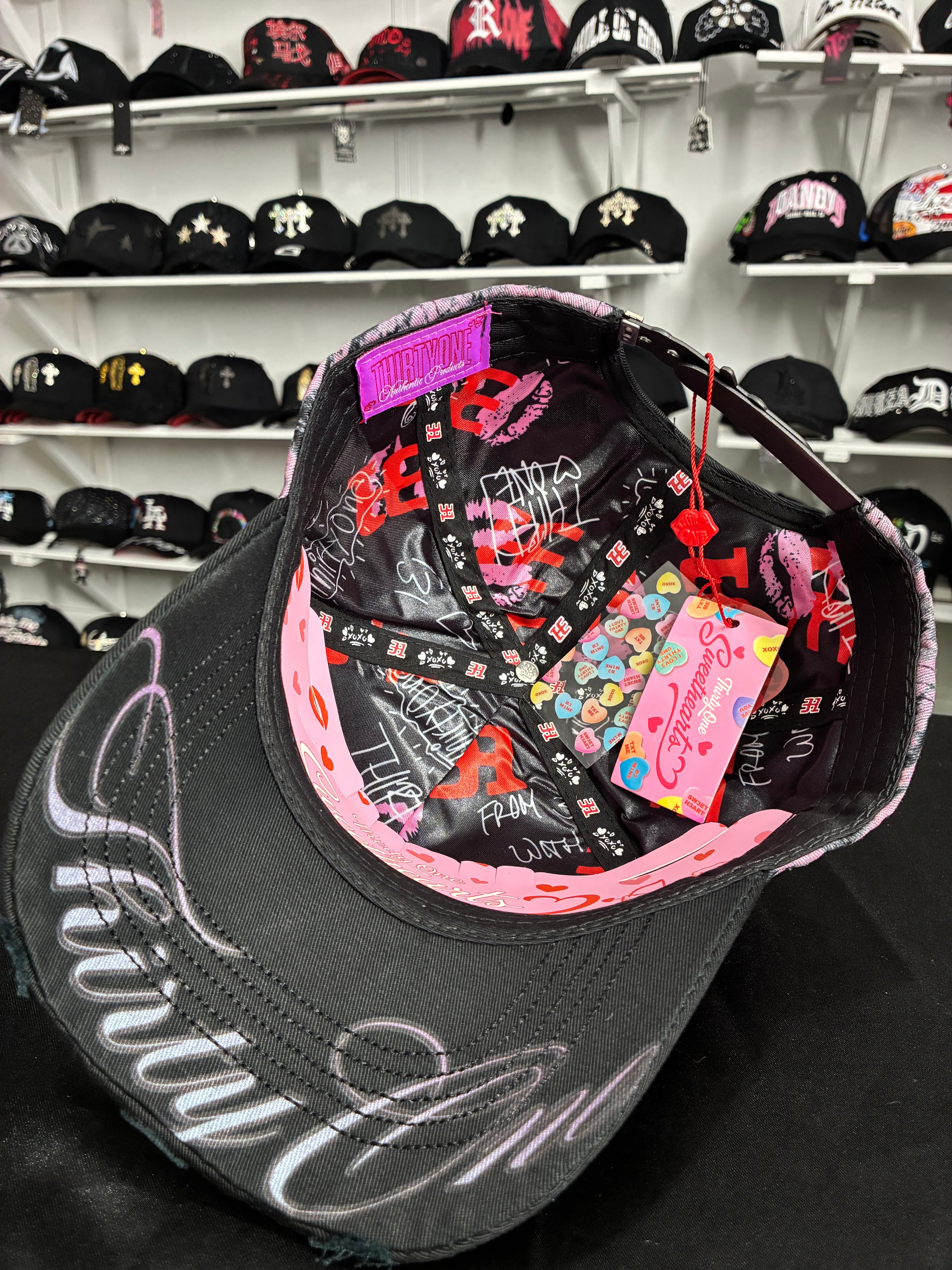 31 Hats LA XOXO negra en rosa