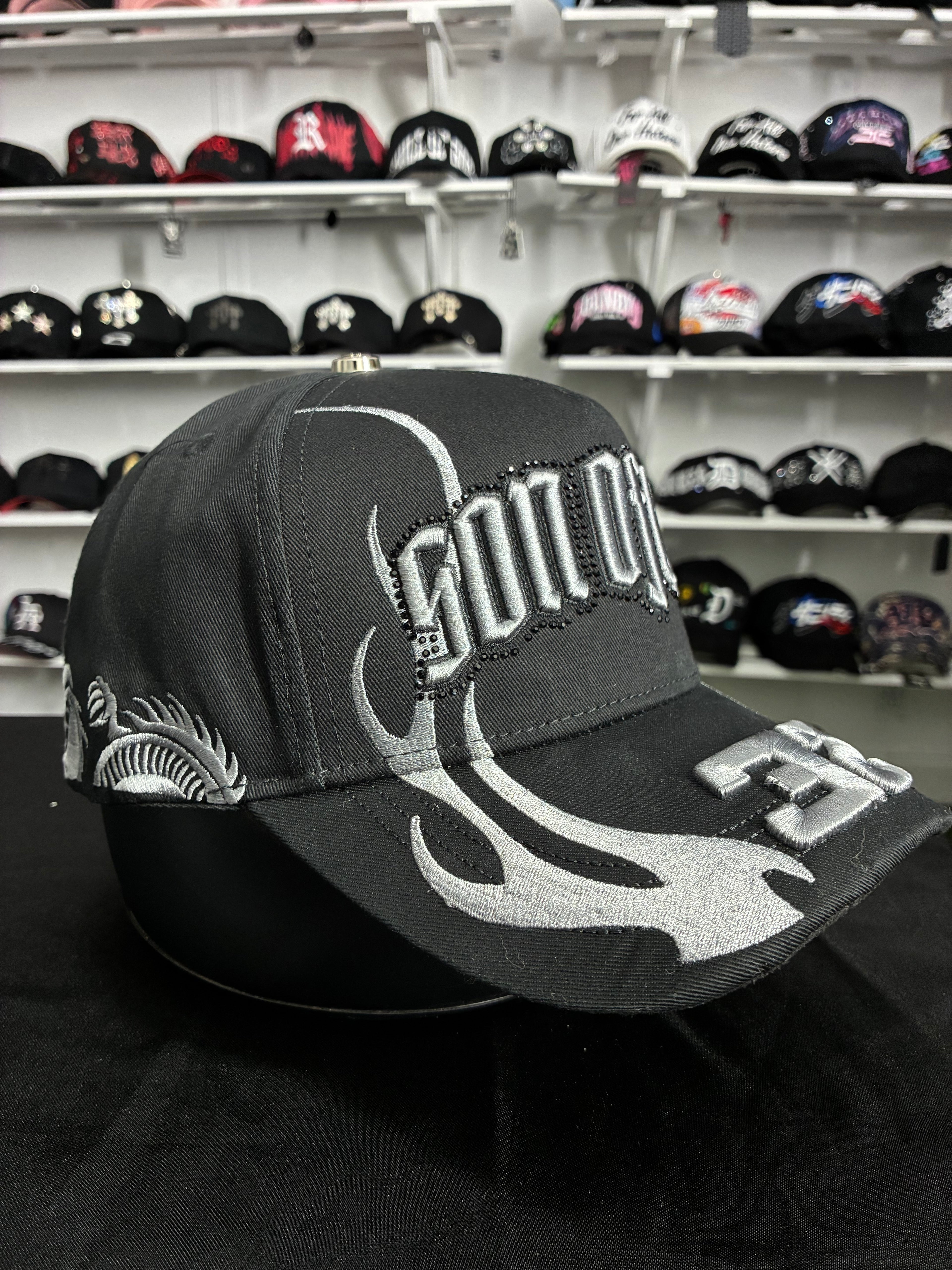 Baez x Shifu modelo "Son of God" total black.